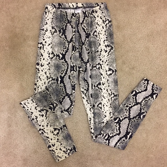 NWOT Super Soft Snakeskin/Animal Print Leggings - Picture 2 of 4